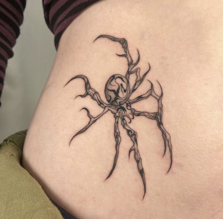 Hình xăm nhện blackwork trên hông, chi tiết sắc nét, phong cách tối giản, ảnh HD.