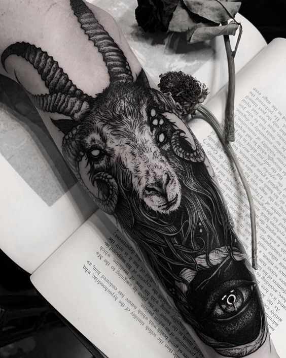 Hình xăm dê phong cách blackwork trên cánh tay, chi tiết cao, độ phân giải HD.