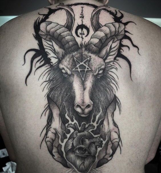 Hình xăm dê đen lớn ở lưng, phong cách blackwork, chi tiết sắc nét, ảnh chất lượng HD.