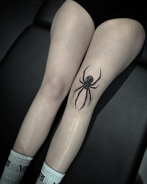 Hình xăm nhện blackwork trên đùi, phong cách tối giản, độ phân giải HD.