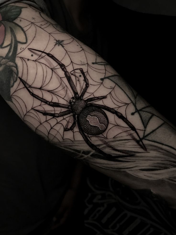 Hình xăm nhện trên cánh tay, phong cách blackwork, chi tiết sắc nét, độ phân giải HD.