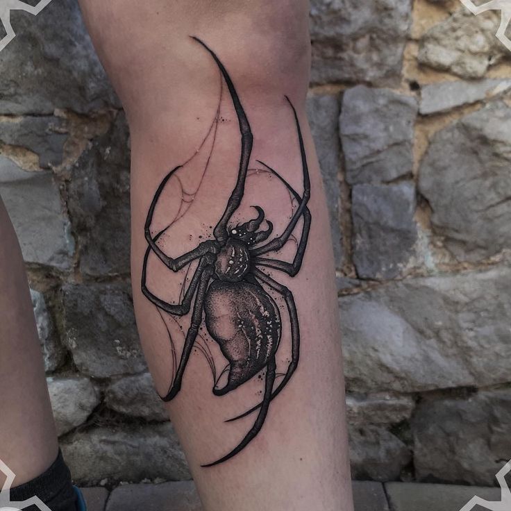 Hình xăm nhện blackwork chi tiết trên chân, phong cách đơn sắc, độ phân giải HD.