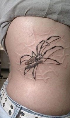Hình xăm nhện trên eo, phong cách blackwork, chi tiết rõ nét, ảnh độ phân giải cao.