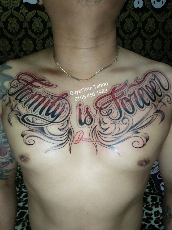 Hình xăm chữ "Family is Forever" trên ngực, phong cách chữ nghệ thuật, chi tiết rõ nét, độ phân giải HD.