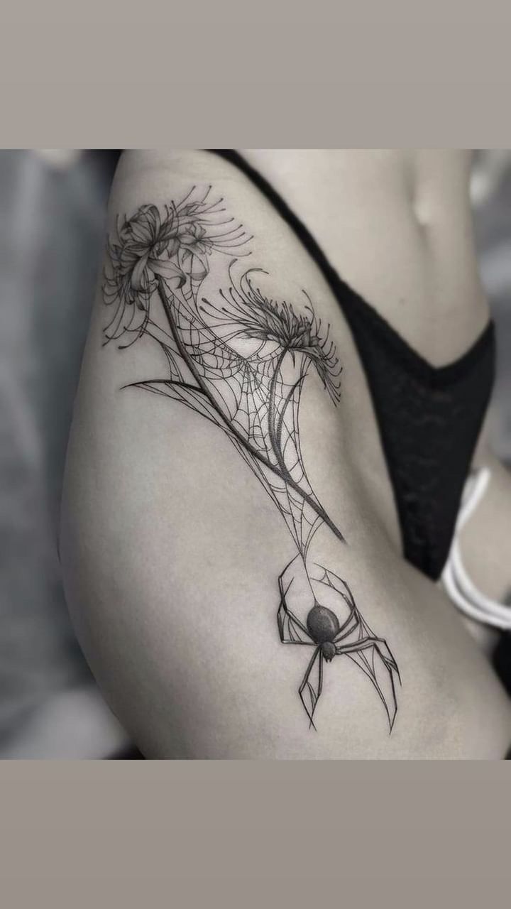 Hình xăm nhện và hoa trên tay, phong cách blackwork, chi tiết, ảnh HD.