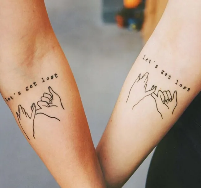 Hình xăm đôi tay móc ngoéo, phong cách blackwork trên cánh tay, dòng chữ "let's get lost", ảnh HD.