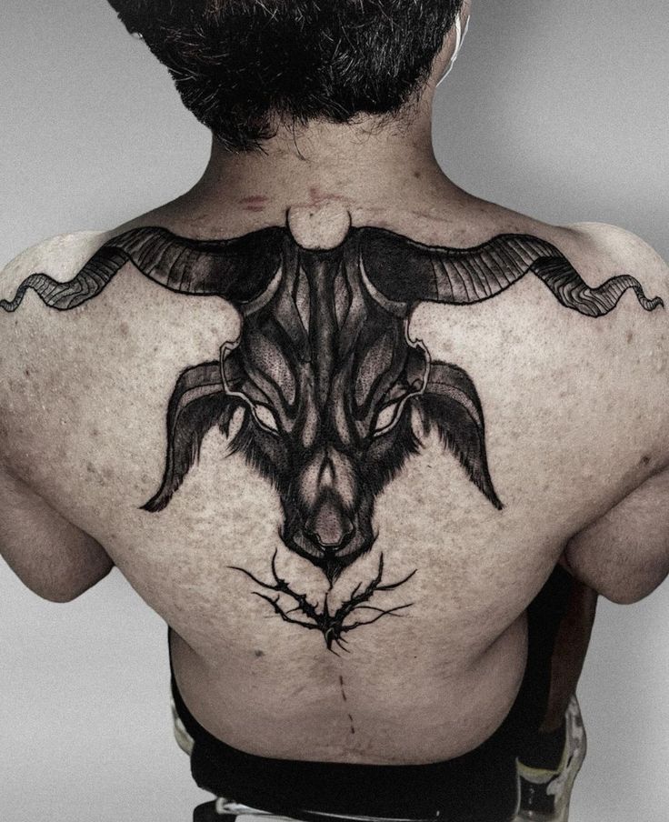 Hình xăm đầu dê phong cách blackwork trên lưng, chi tiết rõ nét, ảnh độ phân giải cao.
