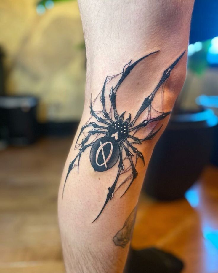 Hình xăm nhện blackwork ở chân, chi tiết rõ nét, phong cách tối giản, độ phân giải HD.
