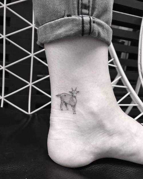 Hình xăm dê mini ở cổ chân, phong cách blackwork, chi tiết, ảnh HD.