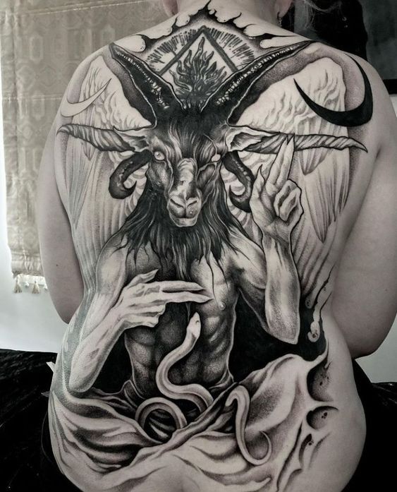 Hình xăm quỷ dê blackwork chi tiết trên lưng, phong cách cổ điển, độ phân giải HD.