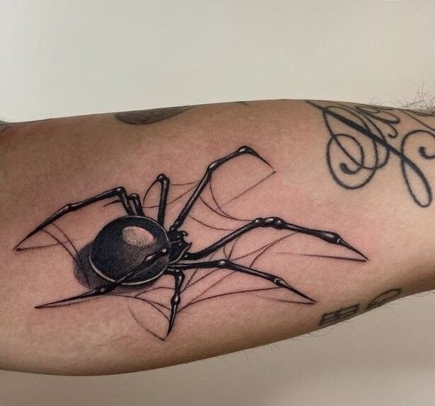 Hình xăm nhện blackwork trên cánh tay, chi tiết sắc nét, phong cách tối giản, ảnh HD.
