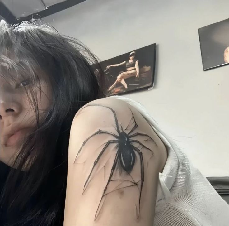 Hình xăm nhện blackwork trên vai, phong cách tối giản, độ phân giải HD.