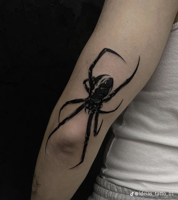 Hình xăm nhện blackwork trên cánh tay, chi tiết rõ nét, phong cách tối giản, độ phân giải HD.