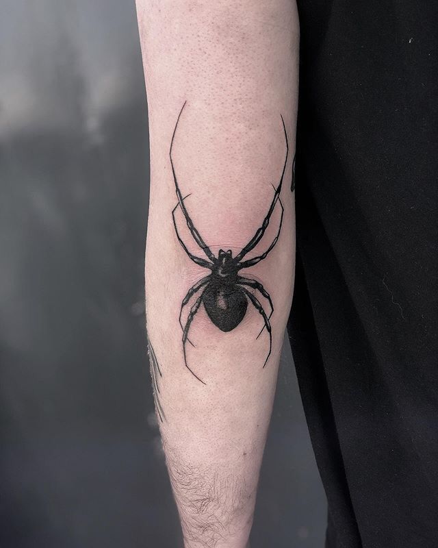 Hình xăm nhện blackwork trên cánh tay, chi tiết rõ nét, ảnh HD.