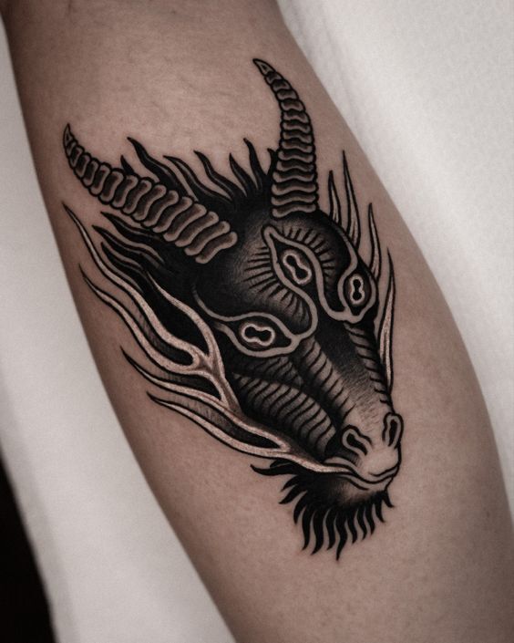 Hình xăm rồng blackwork trên cánh tay, phong cách chi tiết, độ phân giải HD.