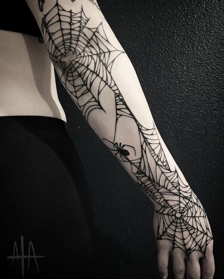 Hình xăm mạng nhện blackwork trên cánh tay, chi tiết sắc nét, độ phân giải HD.