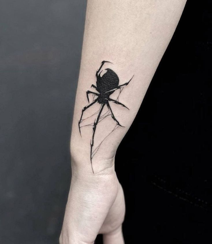 Hình xăm nhện blackwork trên cánh tay, phong cách tối giản, chi tiết sắc nét, độ phân giải HD.