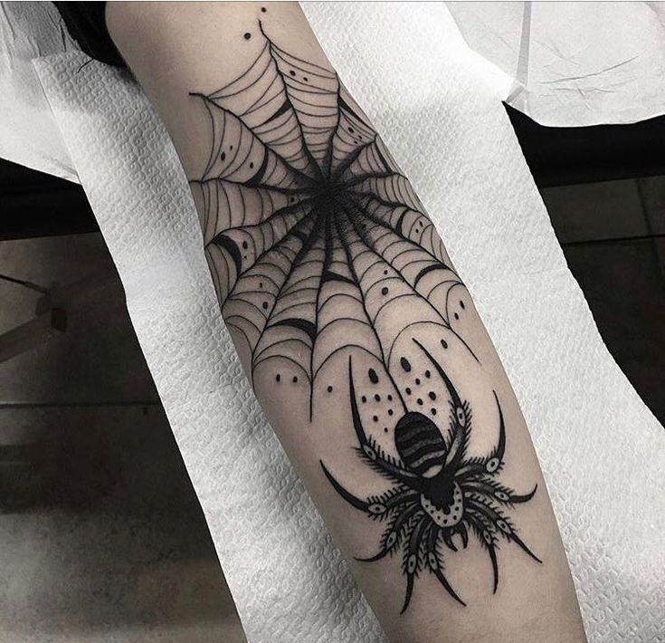 Hình xăm nhện và mạng nhện trên tay, phong cách blackwork, chi tiết rõ nét, ảnh HD.