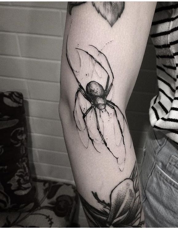 Hình xăm nhện blackwork trên cánh tay, chi tiết sắc nét, phong cách nghệ thuật, ảnh chất lượng cao.