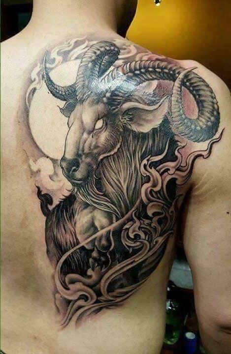 Hình xăm dê trên vai, phong cách blackwork chi tiết, độ phân giải HD.