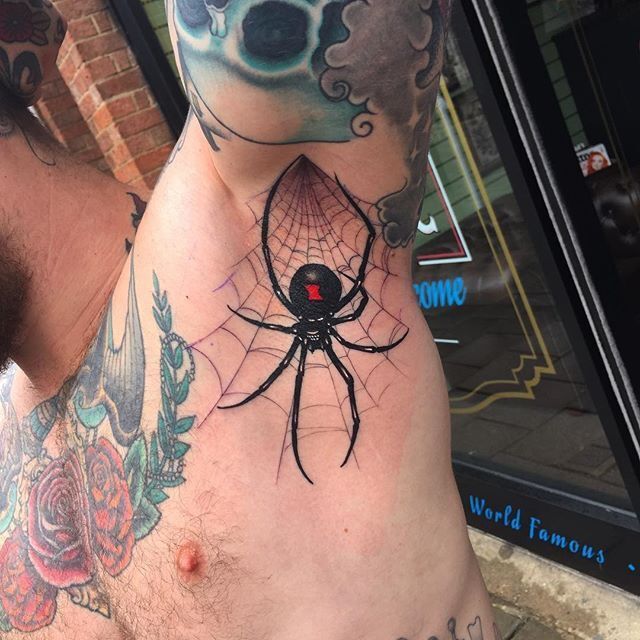 Hình xăm nhện blackwork chi tiết dưới cánh tay, phong cách cổ điển, độ phân giải HD.