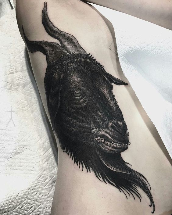 Hình xăm đầu dê phong cách blackwork chi tiết trên sườn, ảnh HD.