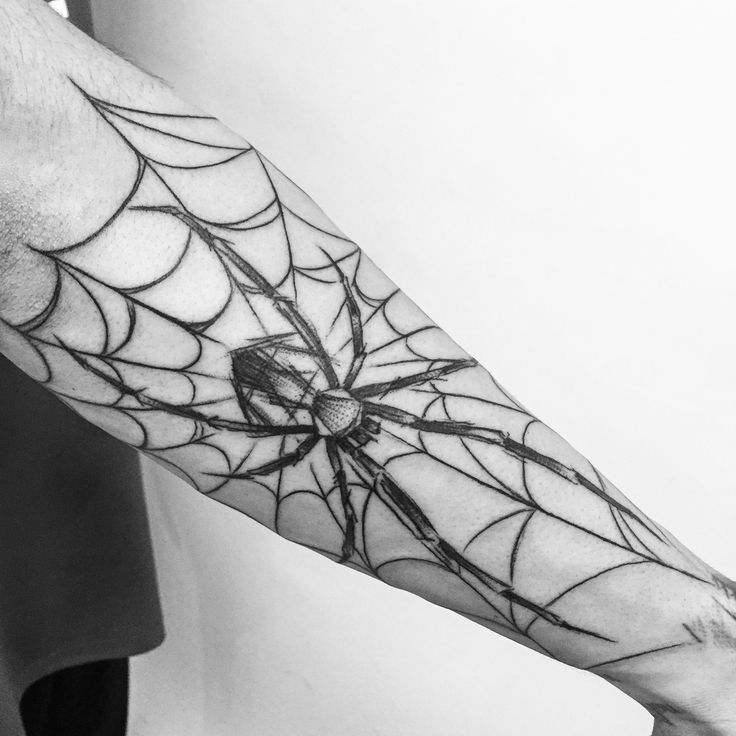 Hình xăm nhện và mạng nhện trên cánh tay, phong cách blackwork, chi tiết rõ nét, độ phân giải HD.