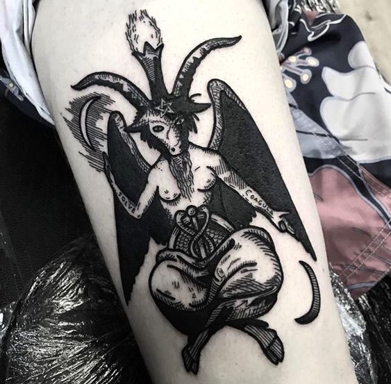 Hình xăm Baphomet trên đùi, phong cách blackwork chi tiết, độ phân giải HD.