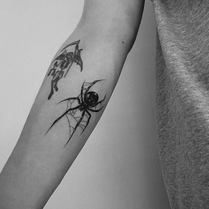 Hình xăm nhện và thần chết trên cánh tay, phong cách blackwork chi tiết, ảnh đen trắng độ phân giải cao.