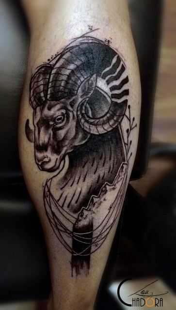 Hình xăm con dê trên bắp chân, phong cách blackwork chi tiết, ảnh HD.