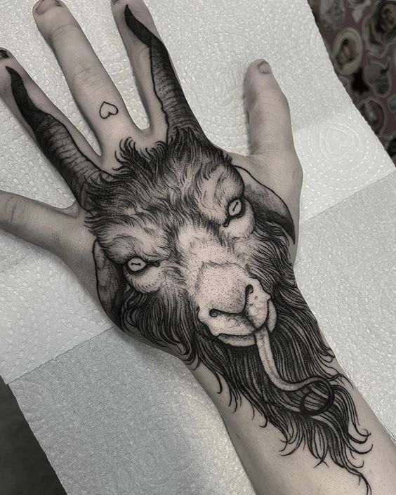Hình xăm đầu dê trên tay, phong cách blackwork chi tiết, độ phân giải HD.