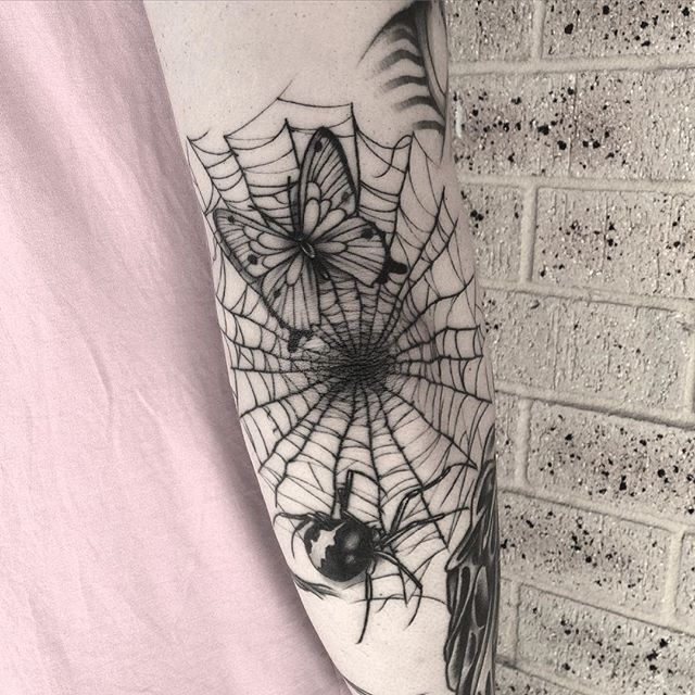 Hình xăm mạng nhện blackwork trên tay, chi tiết HD, với bướm và nhện, phong cách cổ điển.