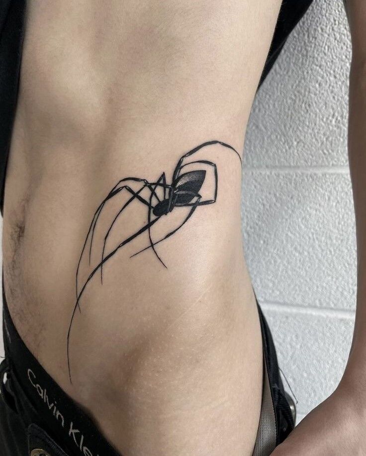 Hình xăm nhện phong cách blackwork trên sườn, chi tiết đơn giản, ảnh HD.