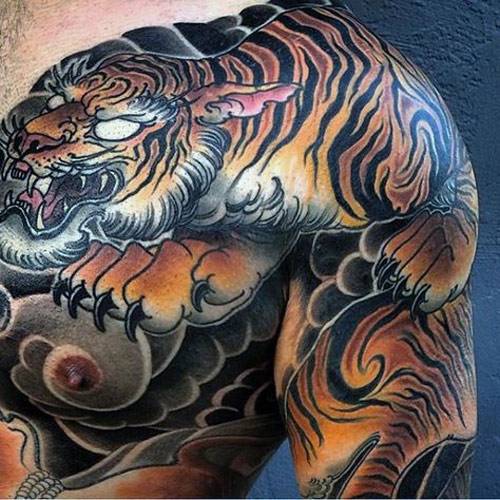 Hình xăm hổ trên vai, phong cách cổ điển đầy màu sắc, chi tiết cao, độ phân giải HD.