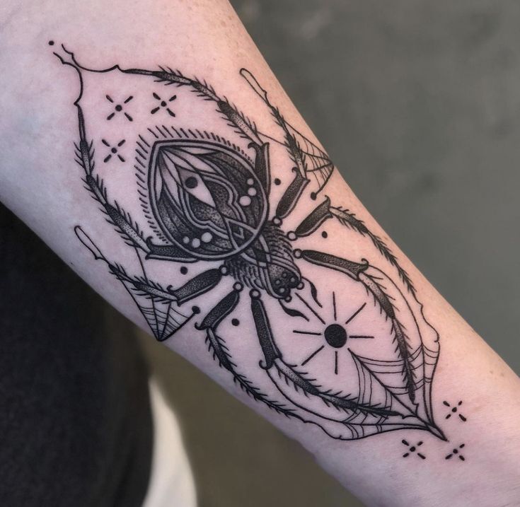 Hình xăm nhện blackwork trên cánh tay, chi tiết tỉ mỉ, ảnh chất lượng HD.
