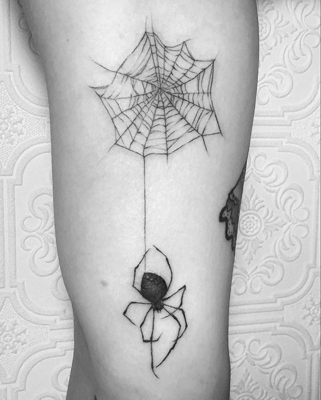 Hình xăm mạng nhện và nhện phong cách blackwork trên tay, chi tiết rõ nét, độ phân giải HD.