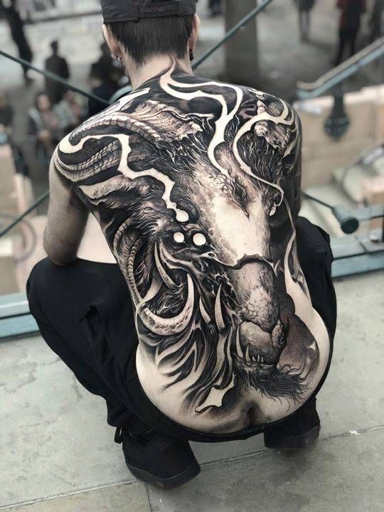 Hình xăm rồng chi tiết phong cách blackwork trên lưng, ảnh HD, sắc nét.