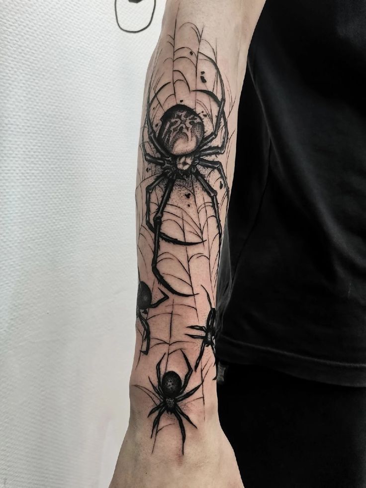Hình xăm nhện trên cánh tay, phong cách blackwork, chi tiết rõ nét, ảnh HD.