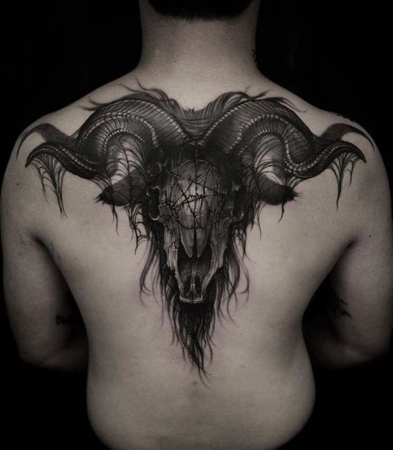 Hình xăm đầu dê phong cách blackwork trên lưng, chi tiết sắc nét, ảnh HD.