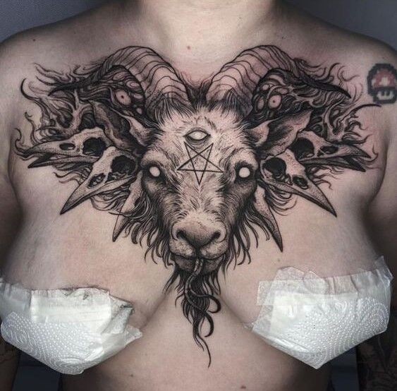 Hình xăm dê ma mị trên ngực, phong cách blackwork chi tiết, độ phân giải HD.