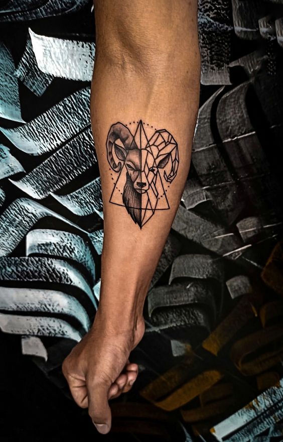 Hình xăm đầu dê phong cách hình học trên cánh tay, blackwork chi tiết, ảnh HD.