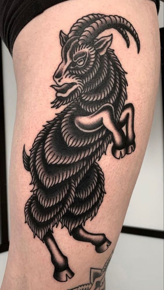 Hình xăm dê phong cách blackwork, vị trí trên đùi, chi tiết rõ nét, độ phân giải HD.
