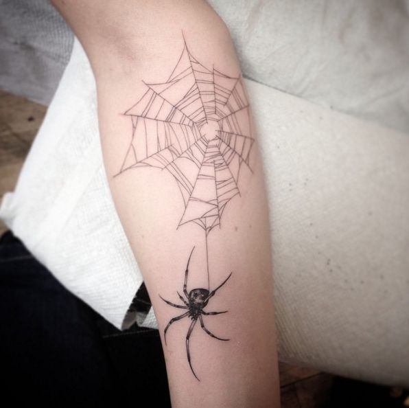 Hình xăm nhện và mạng nhện trên cánh tay, phong cách blackwork, chi tiết rõ nét, độ phân giải HD.