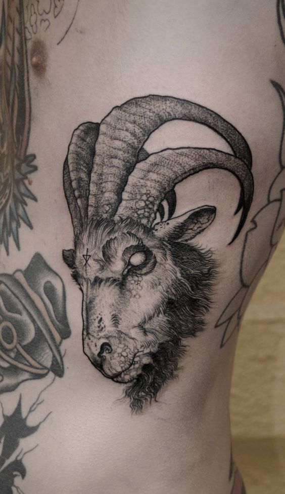 Hình xăm đầu dê trên sườn, phong cách blackwork chi tiết, độ phân giải HD.