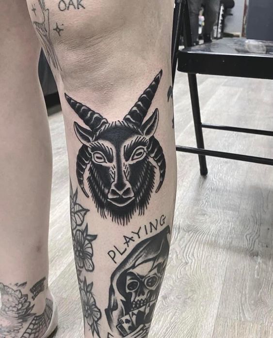 Hình xăm đầu dê blackwork chi tiết trên chân, phong cách cổ điển, độ phân giải HD.