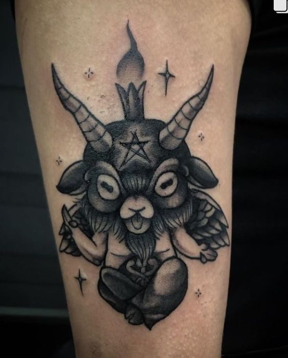 Hình xăm dê ma thuật trên tay, phong cách blackwork, chi tiết sắc nét, độ phân giải HD.