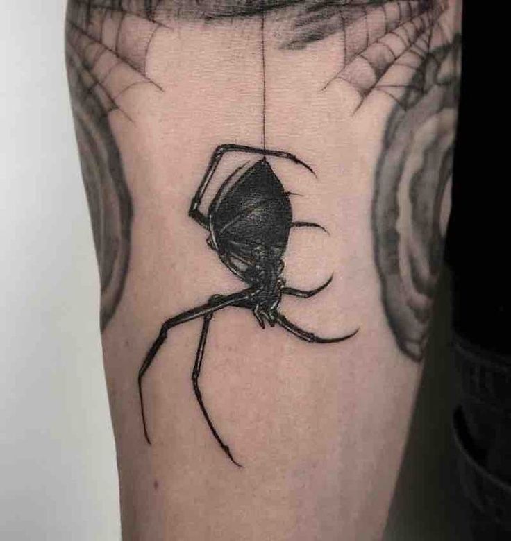Hình xăm nhện blackwork trên cánh tay, chi tiết rõ nét, phong cách tối giản, ảnh chất lượng HD.