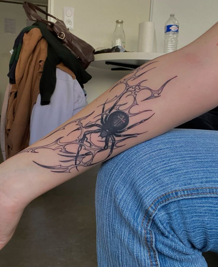 Hình xăm nhện phong cách blackwork trên cánh tay, thiết kế chi tiết, ảnh chất lượng HD.