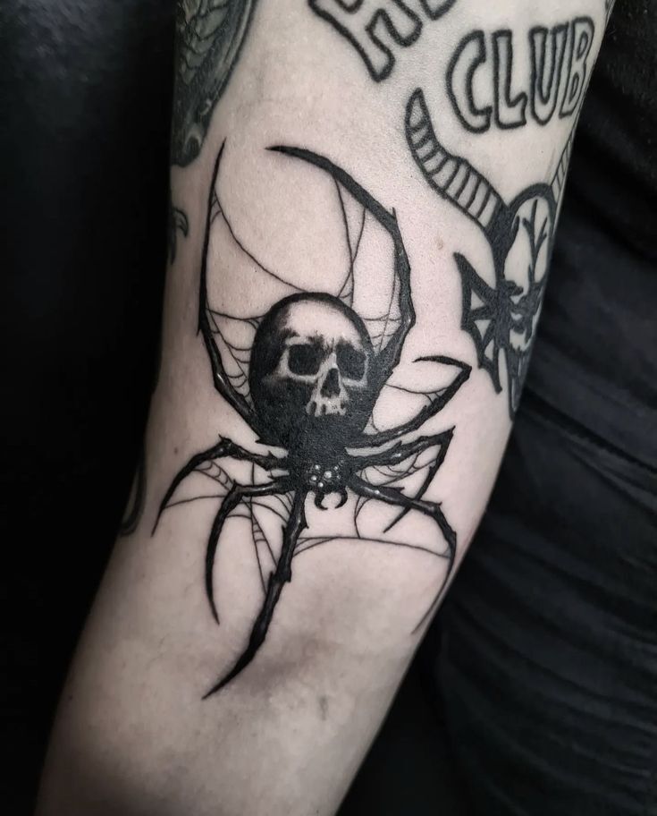 Hình xăm nhện đầu lâu trên cánh tay, phong cách blackwork chi tiết, độ phân giải HD.