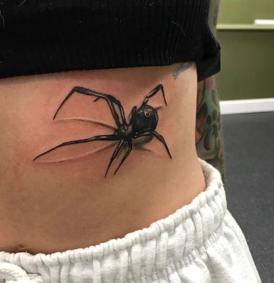 Hình xăm nhện blackwork ở hông, chi tiết sắc nét, phong cách hiện đại, ảnh chất lượng cao.